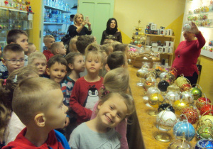 Dzieci w sklepie z bombkami